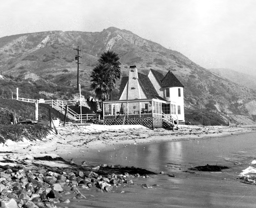 Mildred Pierce 1945 3 House in Malibu.jpg